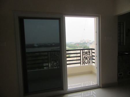 8) Li id : 121 - Balcony.JPG